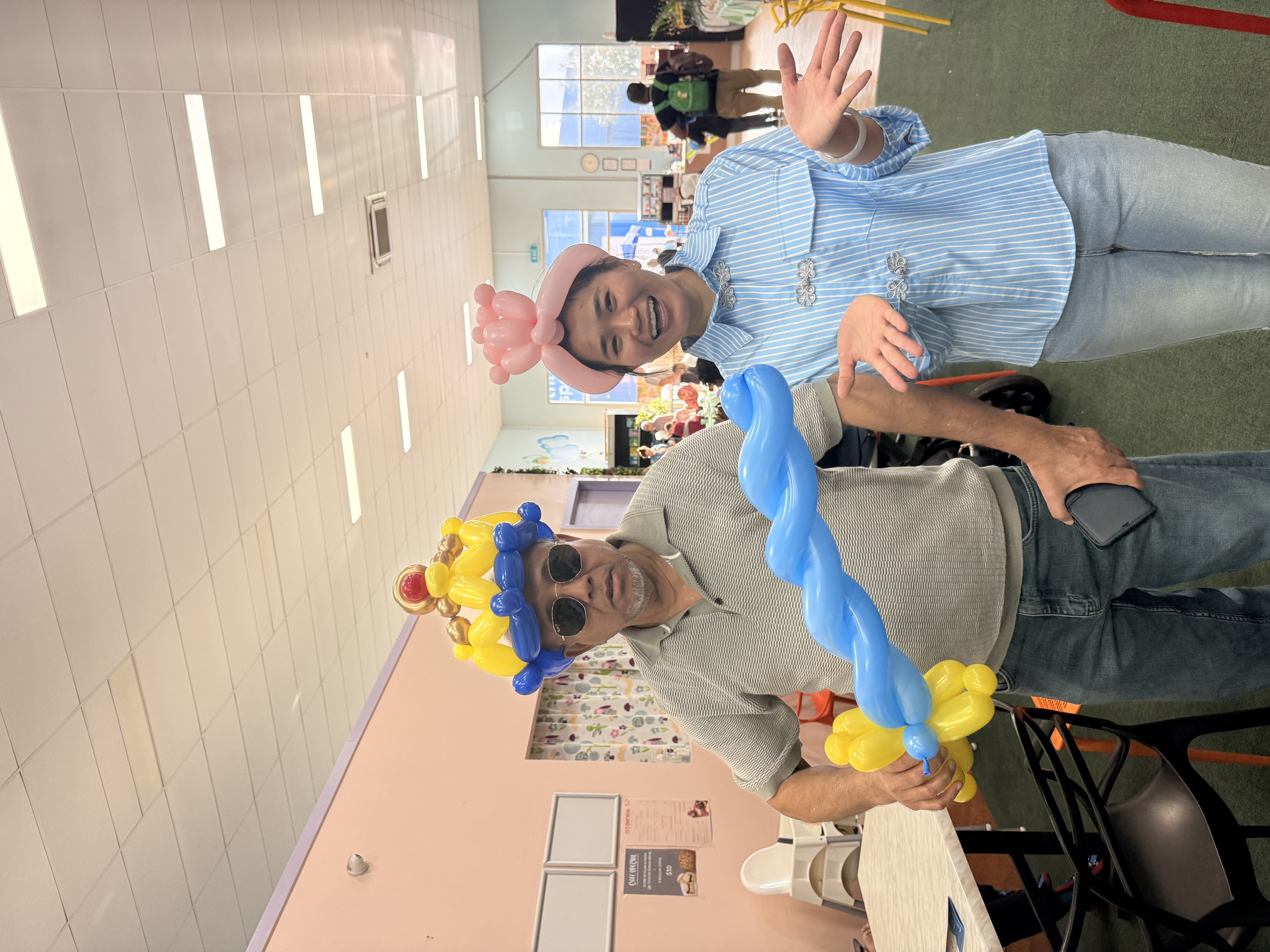 Balloon artist with kids wearing balloon crowns